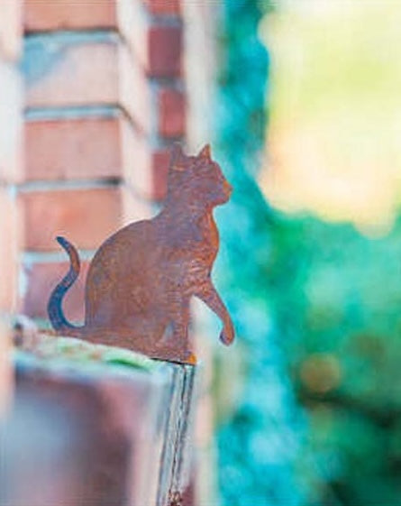 Katze aus Edelrost auf Platte