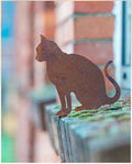 Sitzende Katze aus Edelrost auf Platte
