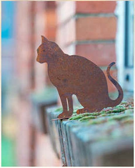 Sitzende Katze aus Edelrost auf Platte