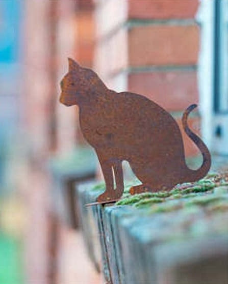Sitzende Katze aus Edelrost auf Platte