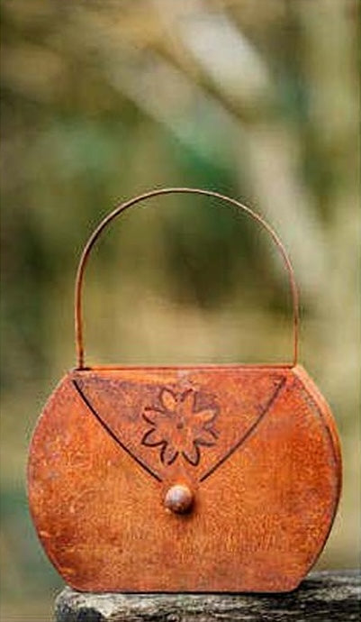 Tasche mit Blume aus Edelrost