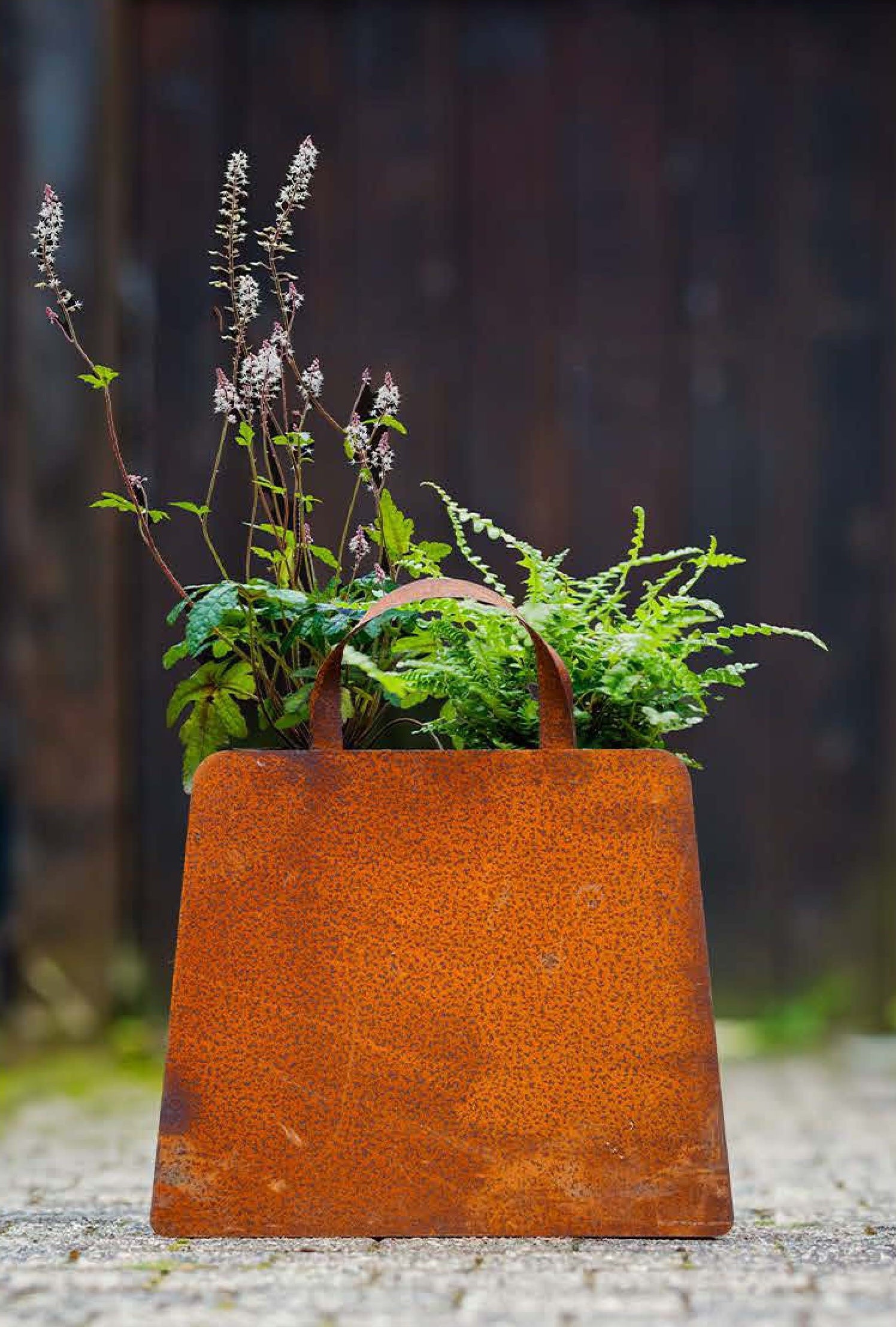 Tasche aus Edelrost zum Bepflanzen