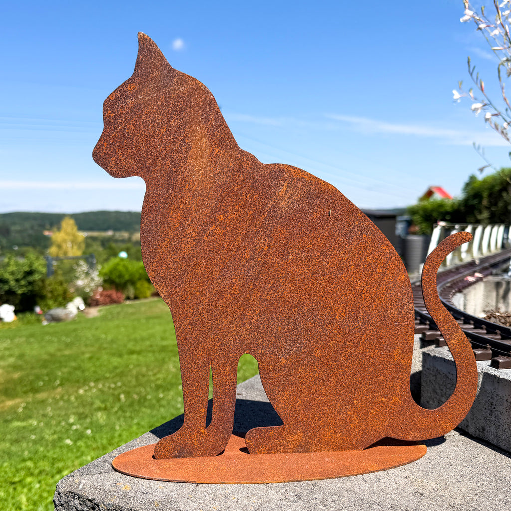 Sitzende Katze aus Edelrost auf Platte