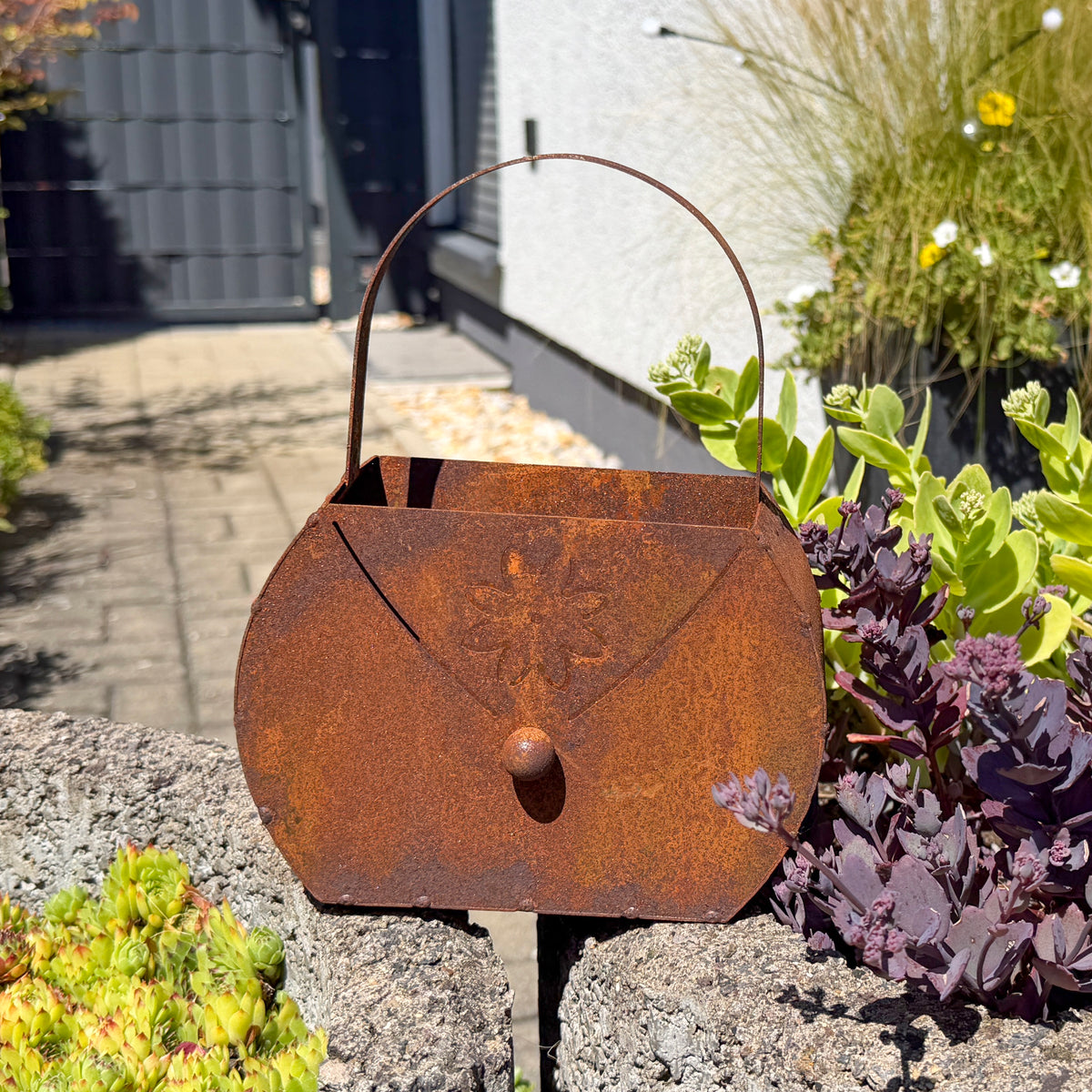 Tasche mit Blume aus Edelrost