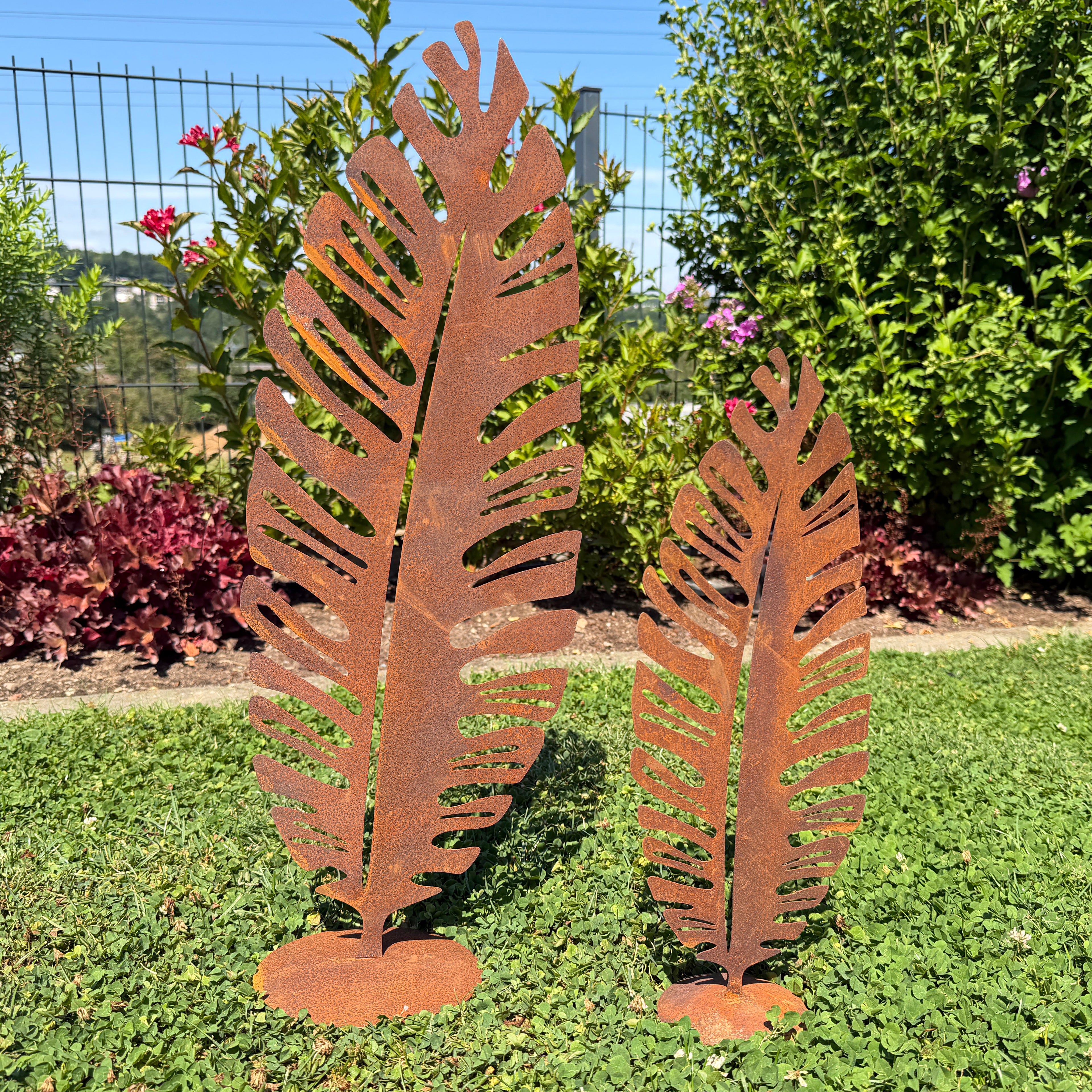 Elegantes Blatt aus Edelrost auf Platte - erhältlich in zwei Größen