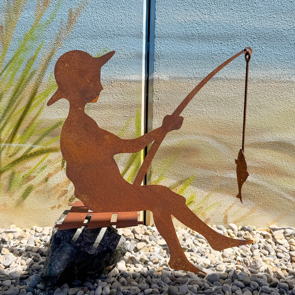 Sitzender Angler aus Edelrost